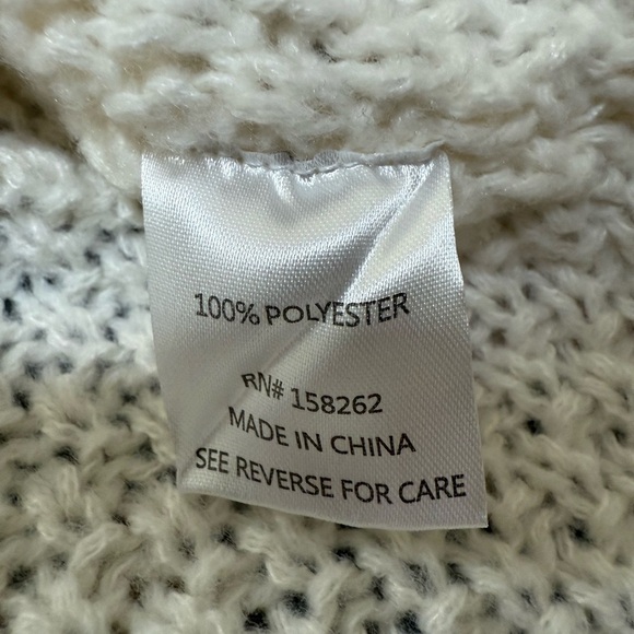 Elegant Cream Cable Knit Sweater - Picture 2 of 8